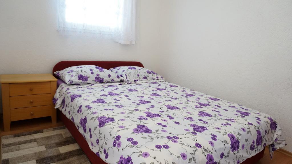 Apartments Red Rose ニン エクステリア 写真
